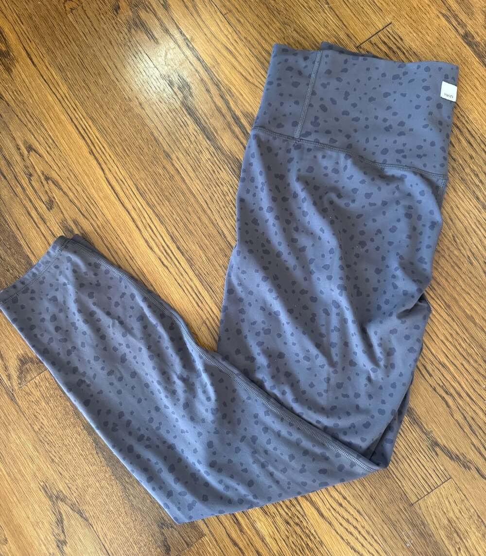 Vuori Daily Leggings Size XL Gray Leopard Print High Rise Yoga Pants